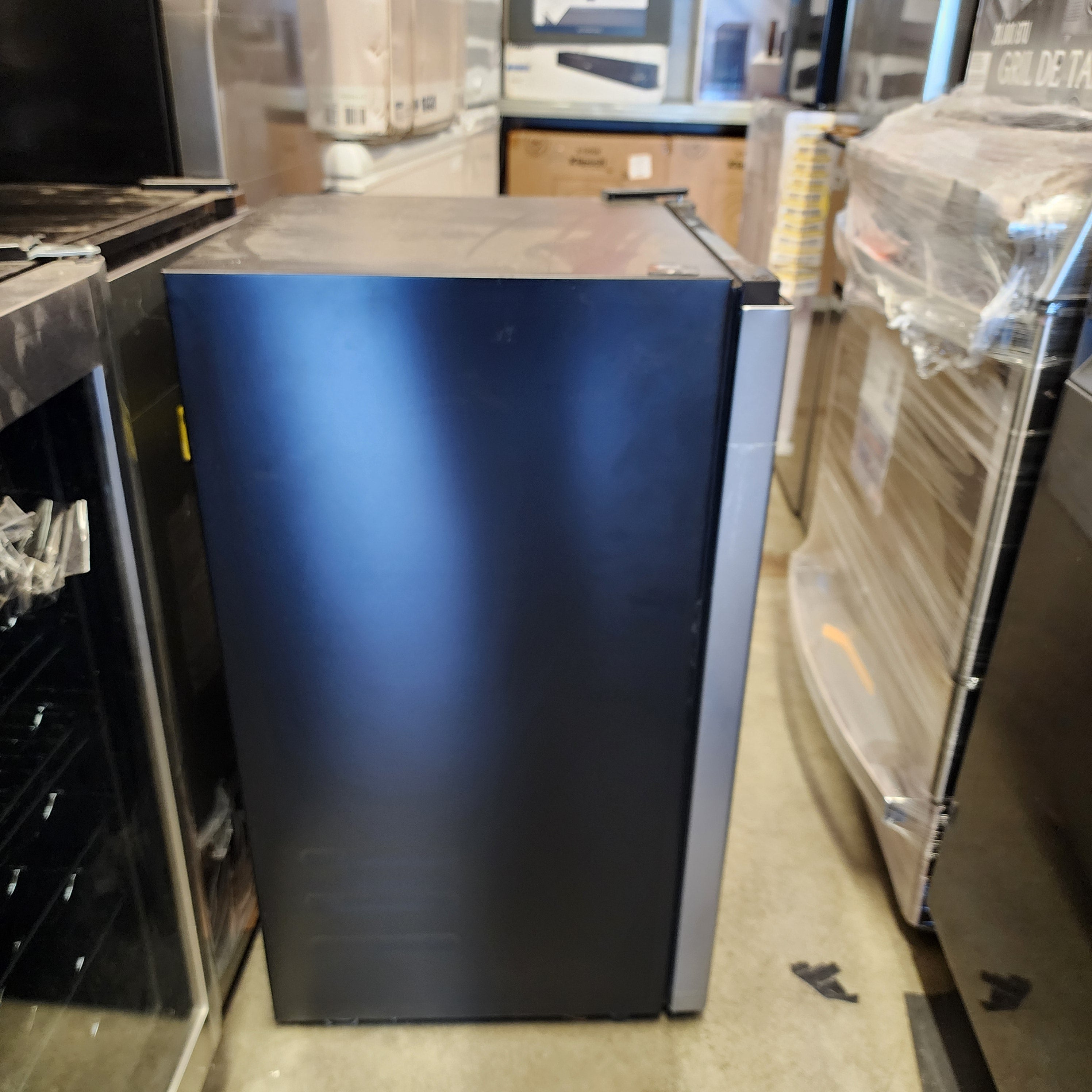 VISSANI 3.2 CU FT 1-DOOR MINI FRIDGE (HVAR32SE)