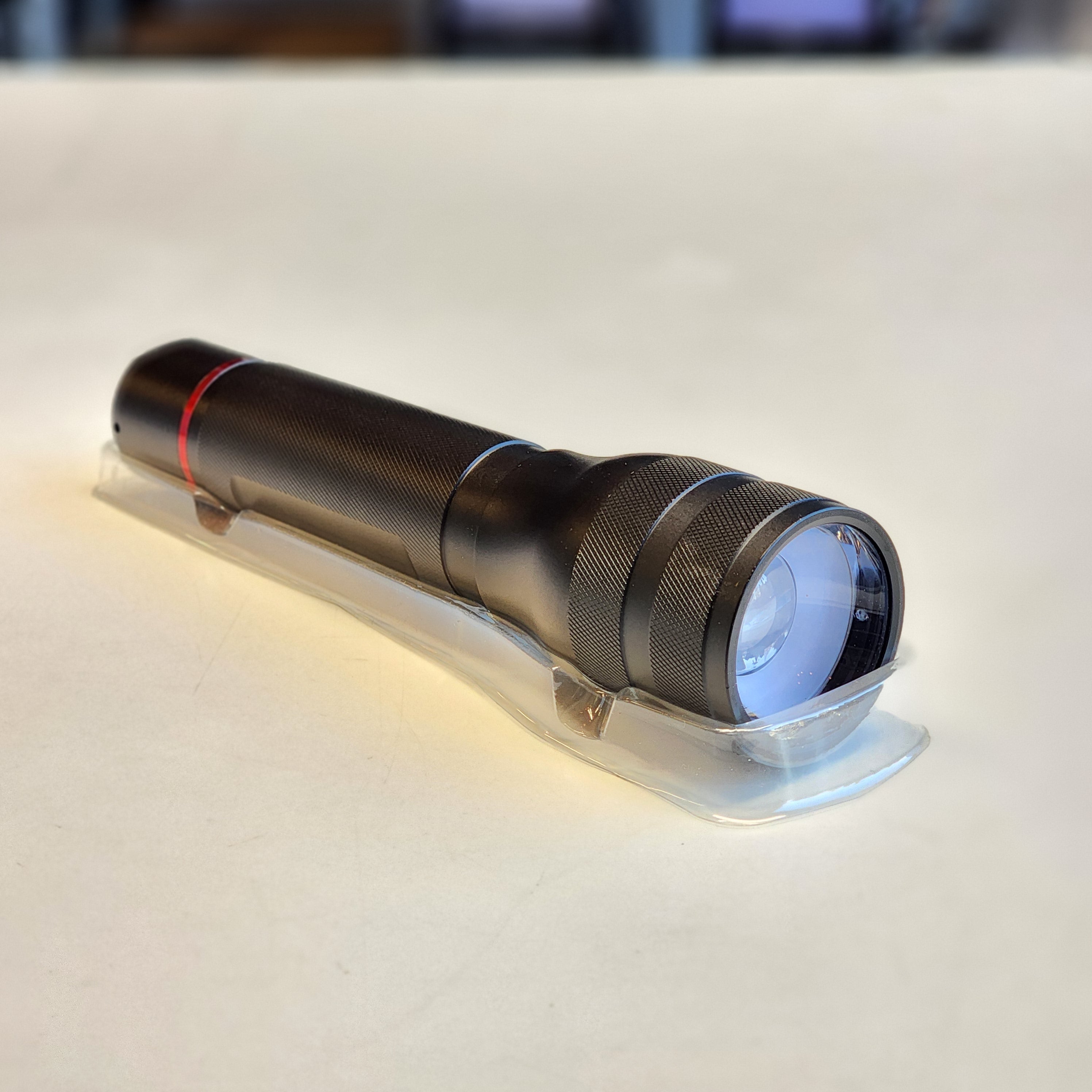 G450 1630 Lumens Alkaline LED Handheld Flashlight (21864)