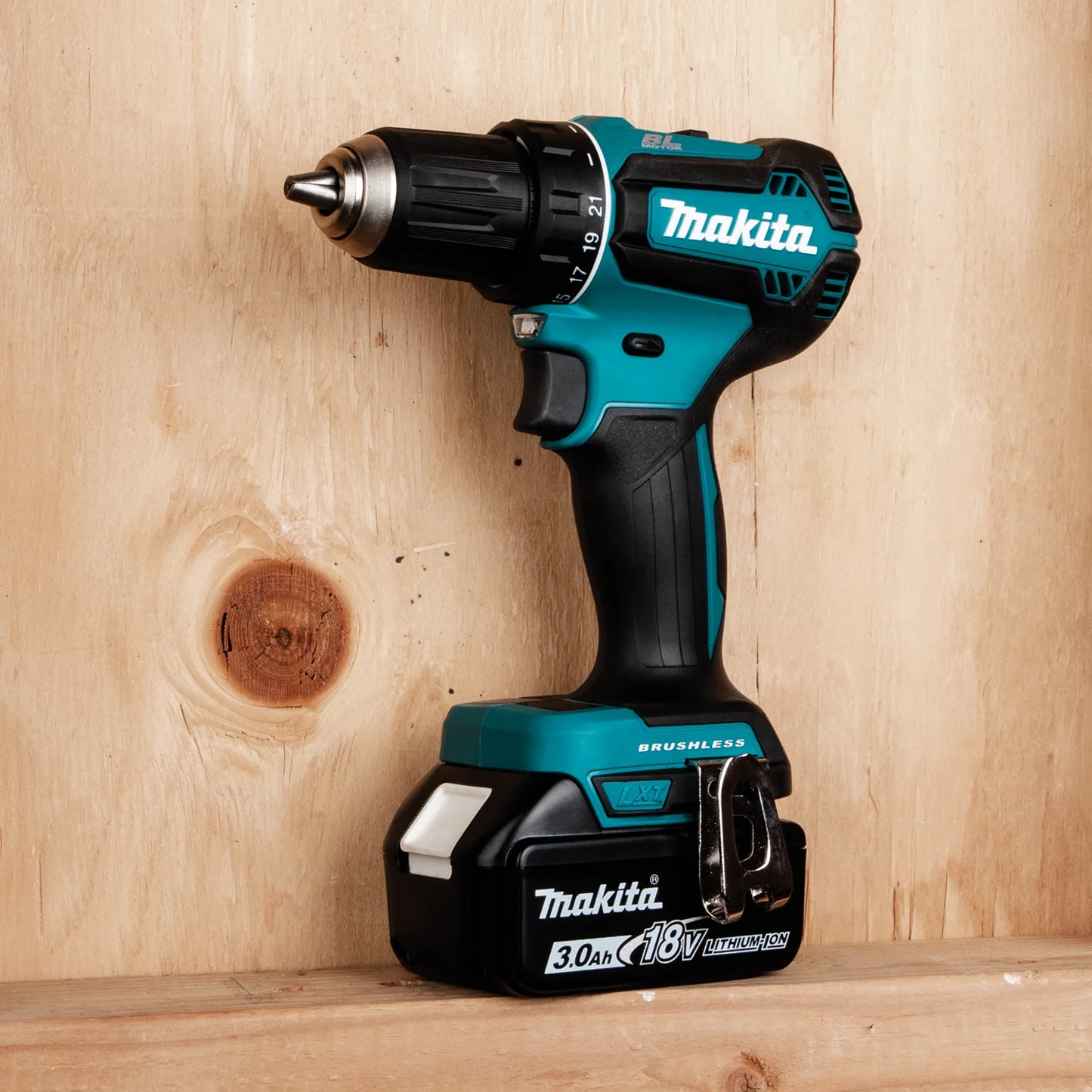 Makita XFD131 18V LXT Lithium-Ion Brushless Cordless 1/2 in. Driver-Drill Kit (3.0Ah) (Factory Serviced)
