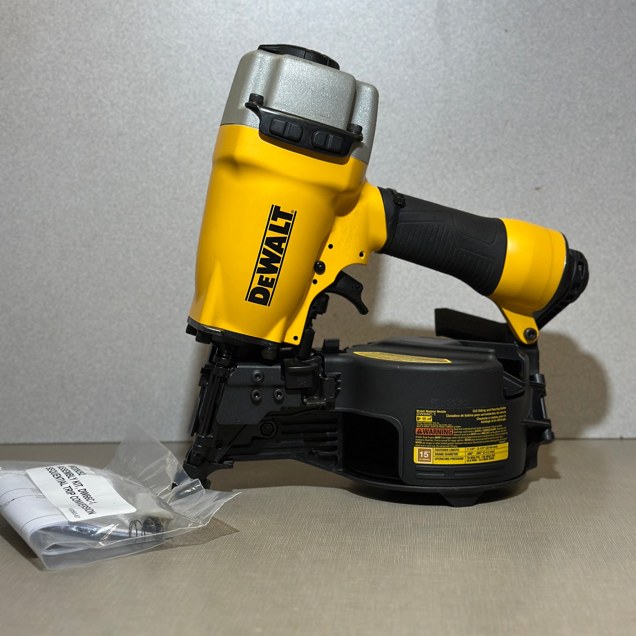 DEWALT DW66C-1R 15° 2-1/2" Pneumatic Coil Siding Nailer Nail Gun Renewed
