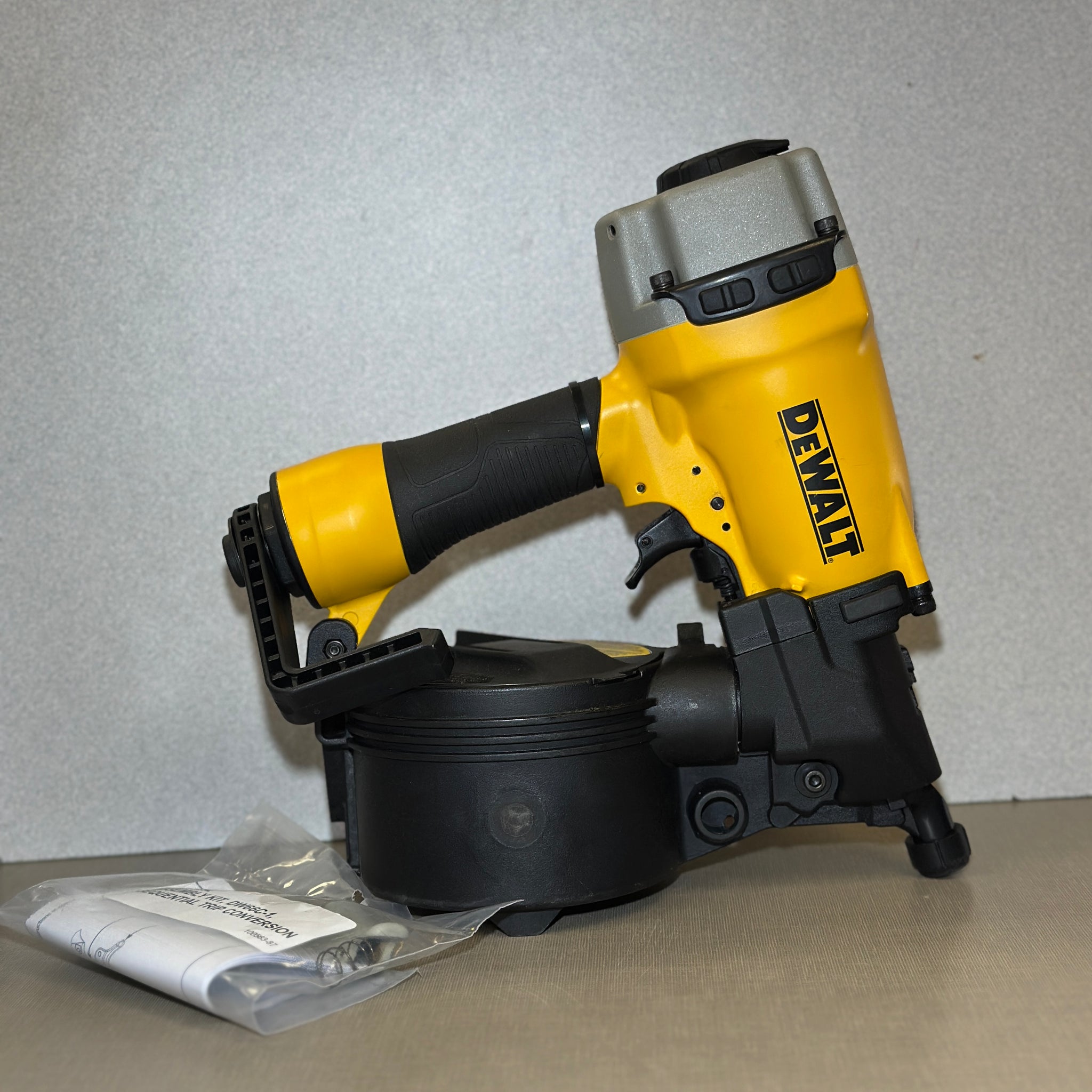 DEWALT DW66C-1R 15° 2-1/2" Pneumatic Coil Siding Nailer Nail Gun Renewed
