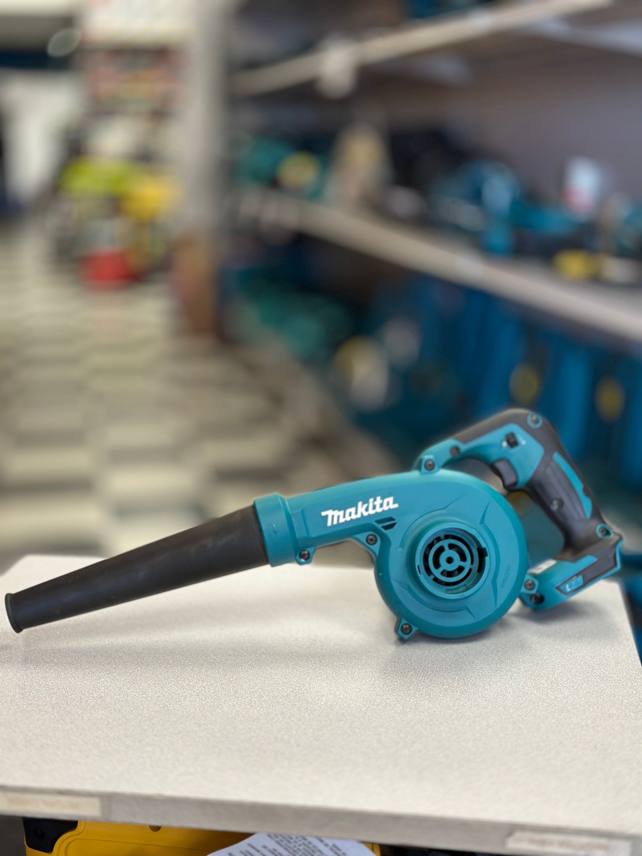 Makita XBU05Z 18V LXT Compact Blower Variable Speed Cordless Tool Only (Renewed)