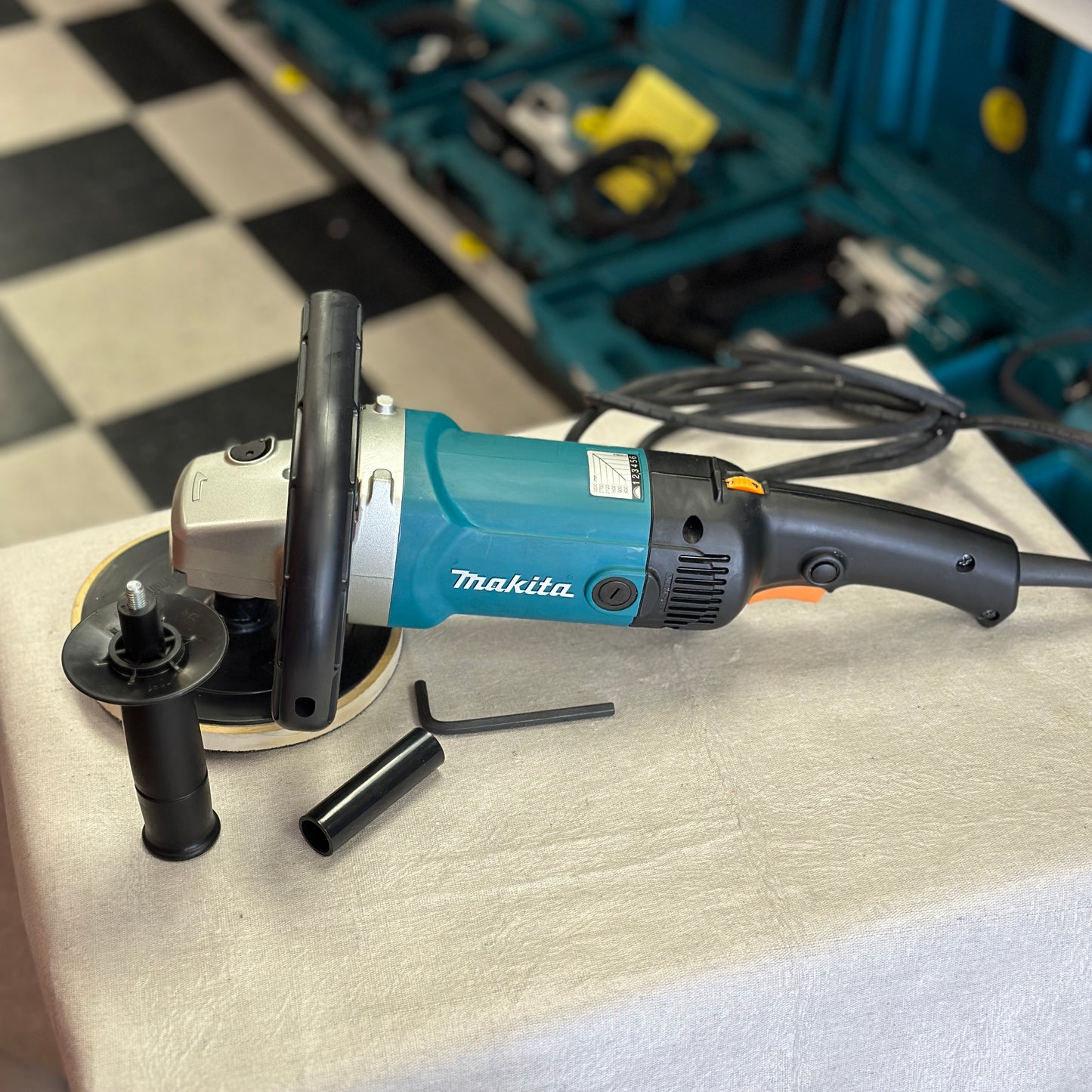 Makita 9227C 7" Polisher Sander