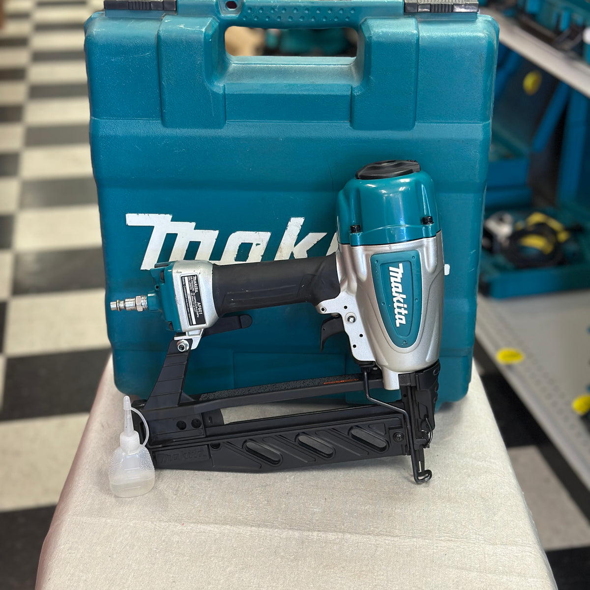 Makita AF601 16 Gauge 2-1/2" Straight Finish Nailer (Renewed)