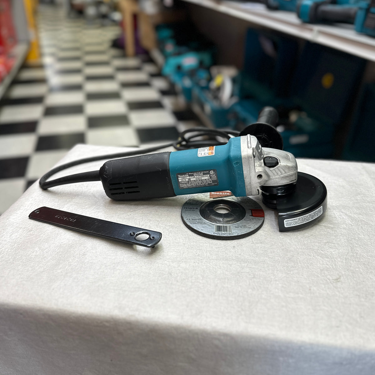 Makita 9557NB 7.5 Amp 4-1/2 in. Corded Angle Grinder, Renewed