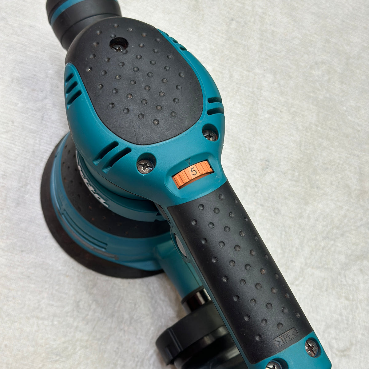 Variable-speed control on Makita BO5041 5-inch random orbit sander