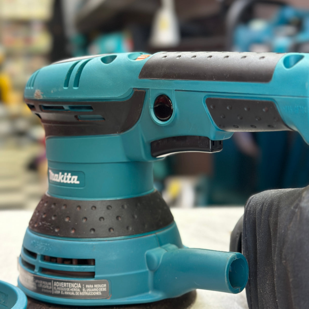 Renewed Makita BO5041 sander with included dust bag