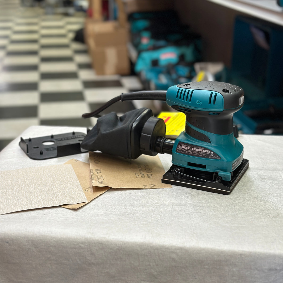 Underside sanding pad of Makita BO4556 1/4-sheet finishing sander