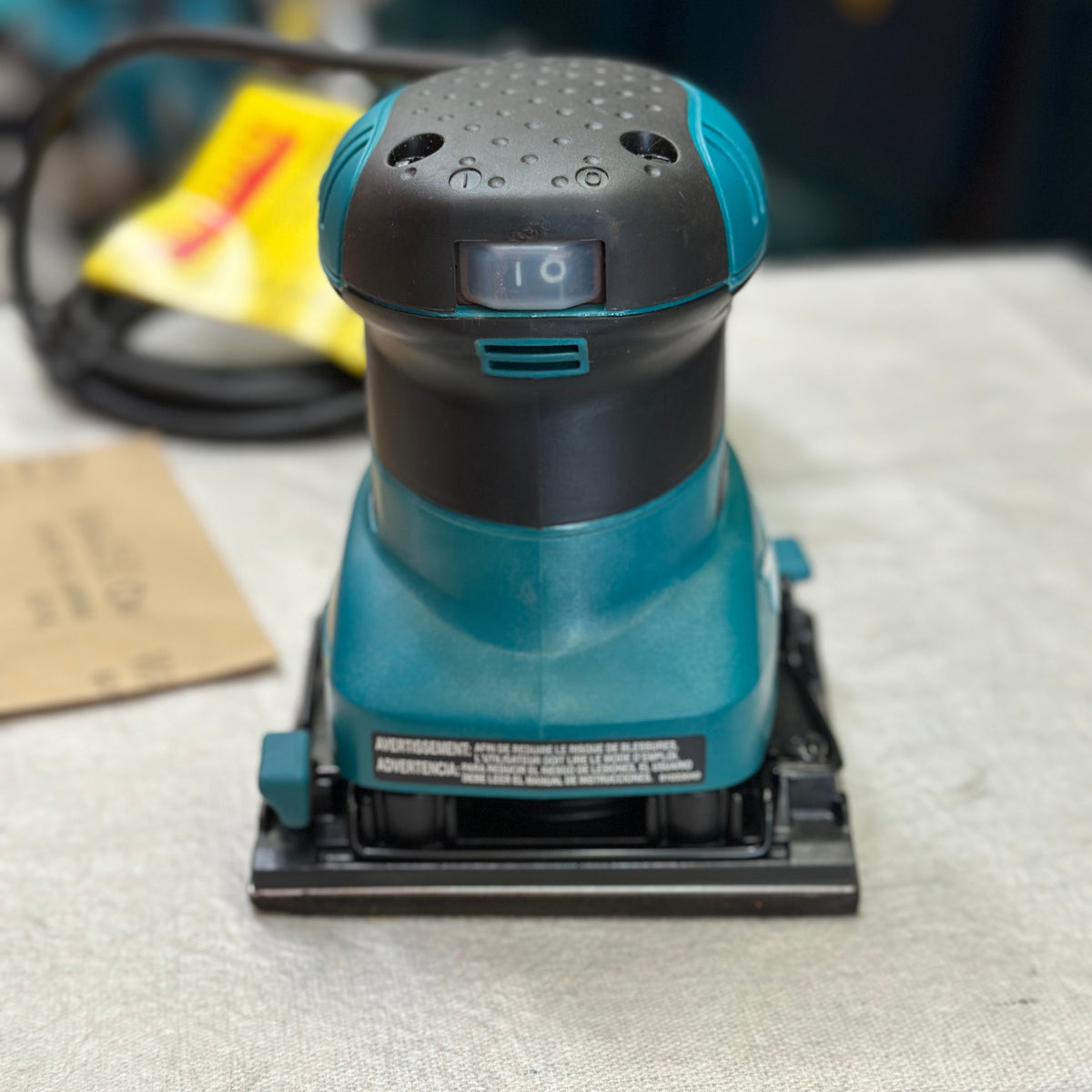 Side view of renewed Makita BO4556 corded finishing sander