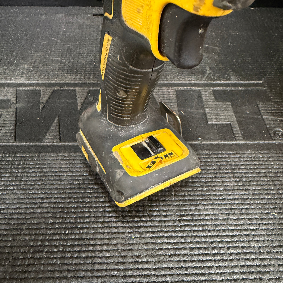 DEWALT DCF887 impact driver, battery foot detail